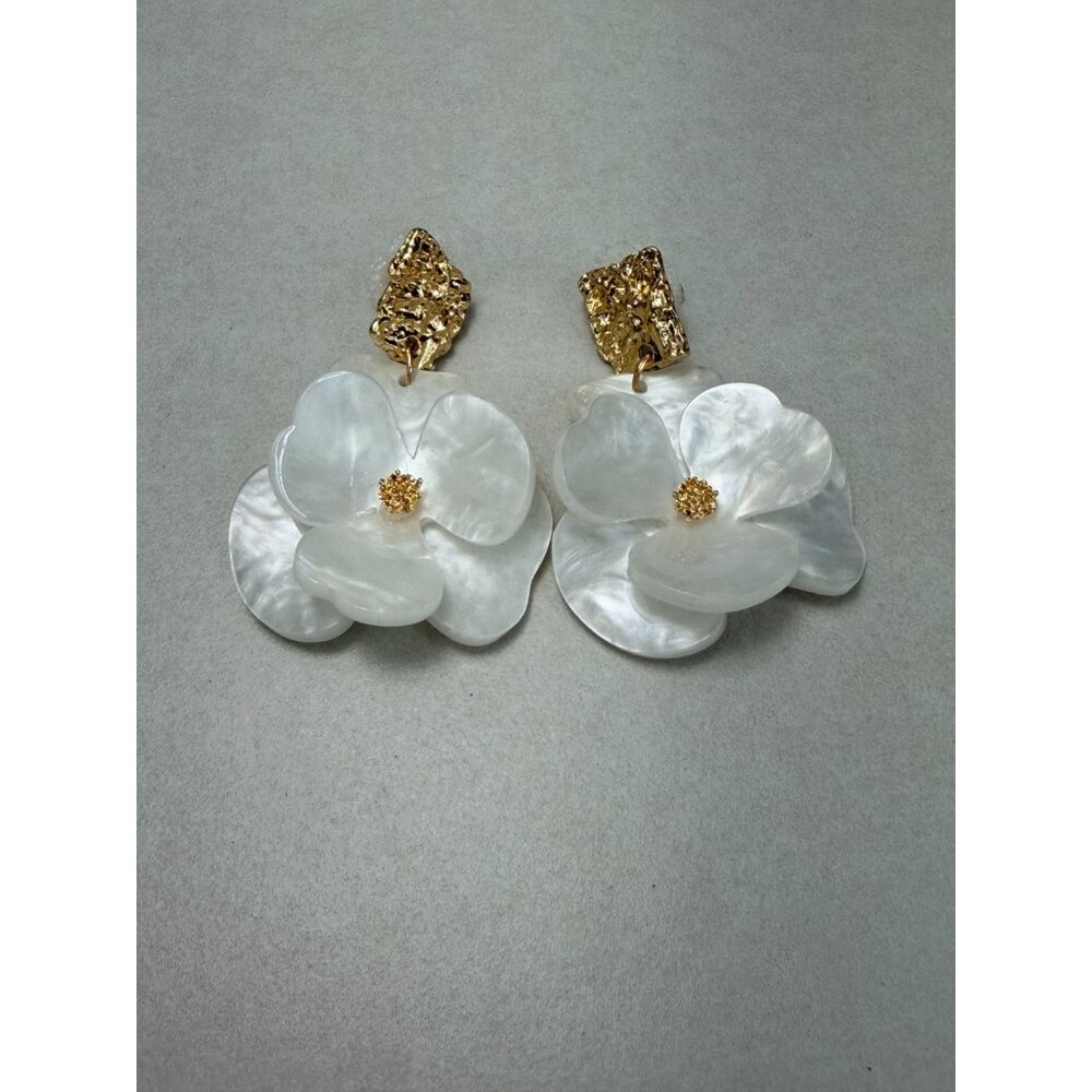 Acrylic Mother of Pearl Style Flower Earrings Gold Tone Statement Women Jewelry - Picture 2 of 4